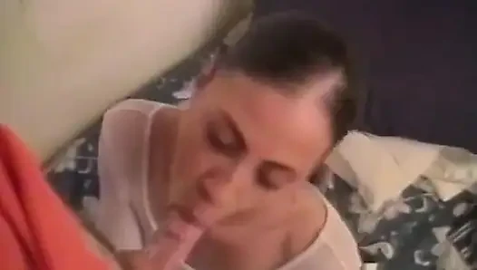 Sevimli yarak emen zenci kadın yatakta beyaz adam tarafından sikiliyor ve dölleniyor