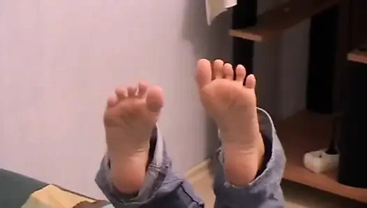 Gazete okumak ve rahatlatıcı yorgun ayaklar