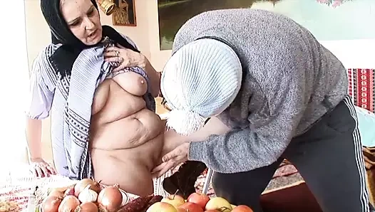 Kayınvalidesi büyükannenin kavrulmuş kedisini sikikleri