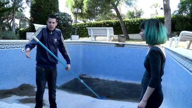 Amcık sızdırana kadar kalın klitoris emiyor