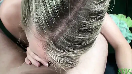 Büyük klitorisli küçük üvey kız kardeşim benim için sigara içiyor ve ağzına boşalmama izin veriyor