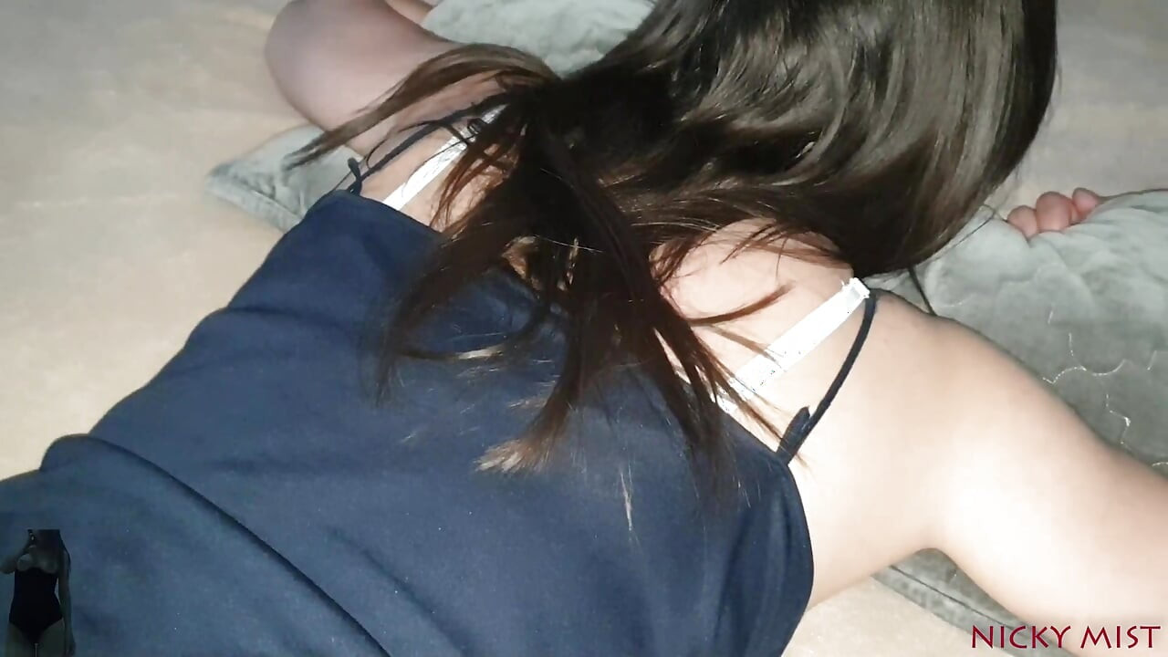 Partiden sonra orta yaşlı seksi kadını uyandırmak için eve geldi