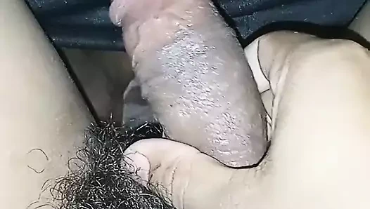 Siyah yarağımla battaniyenin altında mastürbasyon