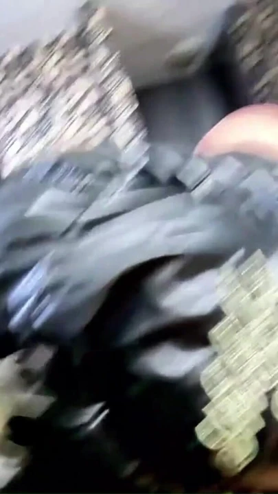 Parlak nikelson deli gömleği fetişi. Baskın orta yaşlı seksi kadın, ters kovboy kız, domaltmalı ve çifte boşalma | Klip 1