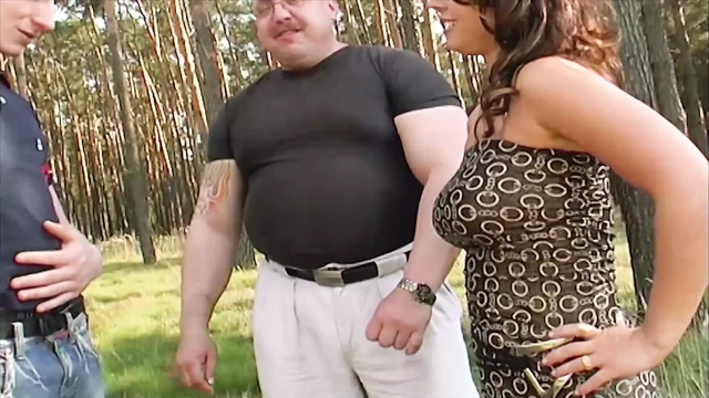 Bir seksi esmer Alman sürtük hoşlanır hoş iki sert musluklar açık havada