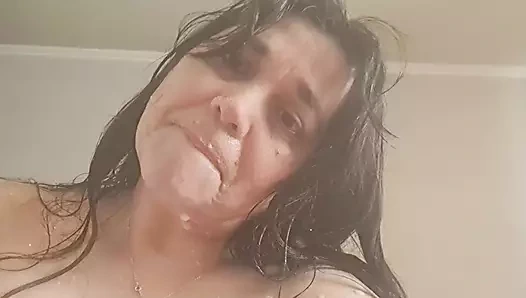 Ateşli orta yaşlı seksi kadın sevgilisini baştan çıkarıyor ve vücuduna boşalıyor ve daha fazlası için yalvarıyor