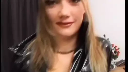 Güzel küçük fahişe seks ve cum duş için her şeyi yapar