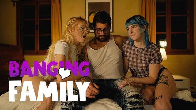 Aile beceriyor - 2 alt üvey kızkardeş büyük bir horoz paylaşmak
