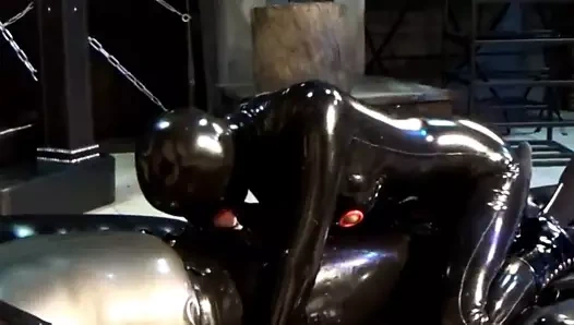 Siyah lateks catsuit maskeli çift ve oral seks kız