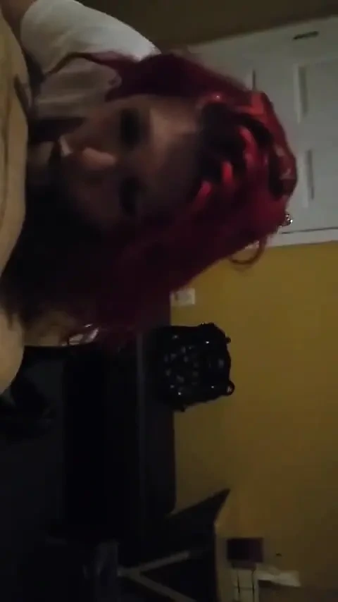 Tombul orta yaşlı seksi kadın şişman bir yarağı emiyor ve her yerine salya akıtıyor