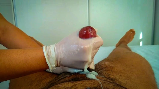Seksi hemşire bir handjob ile boşalmama yardımcı oldu