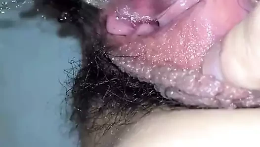 Erkek arkadaş yayılır onun İspanyolca kız kedi için işemek