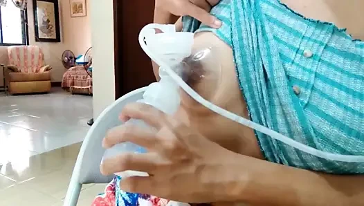 çok yamuk büyük göğüsler ile Asya süt pompaları