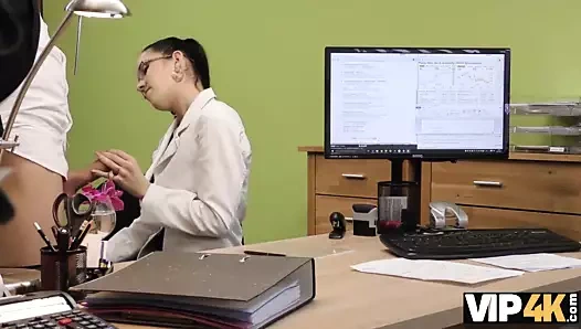 VIP4k. esmer bebek elis karanlık verir kedi için ajan satın almak için