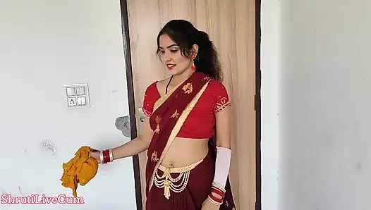 Evi temizliyorum, patron benim ve amım çok acıtıyor, patronum beni rahatlatıyor, tam hizmetçi seksi video