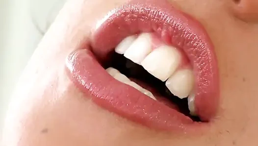 Ateşli esmer amında dildoyla tek başına seks yapıyor