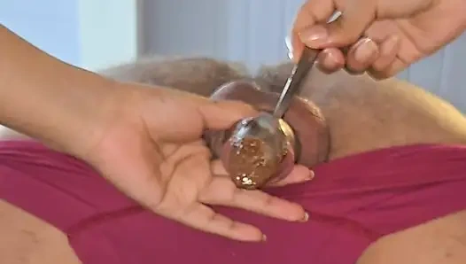 Dilimle erkeğimin götünü temizliyorum