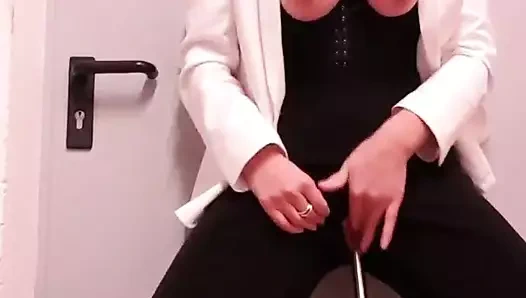 Julie gets ıslak pantolon süre oyuncak