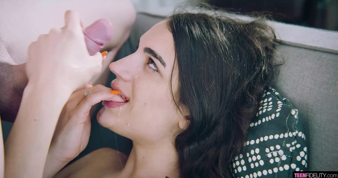 Французская девушка по соседству Candie Luciani