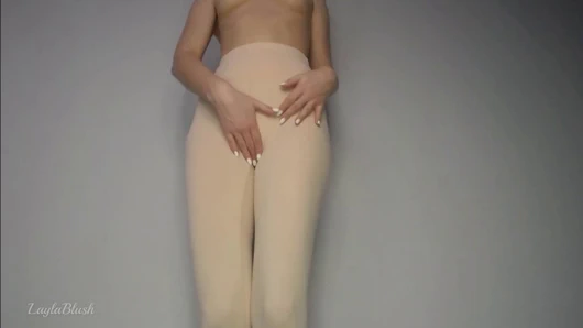 Sıkı pembe amcığın sıkı taytlı mastürbasyonu