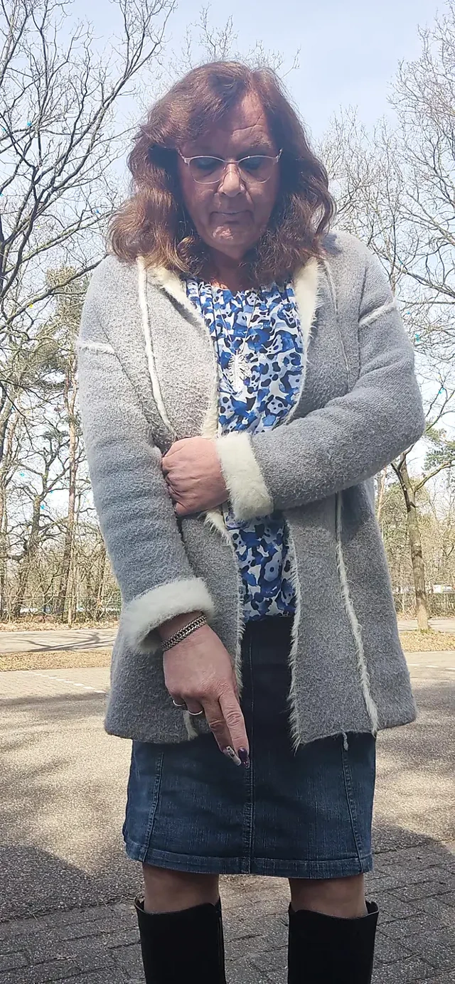 Dışarıda sigaranın tadını çıkarıyor