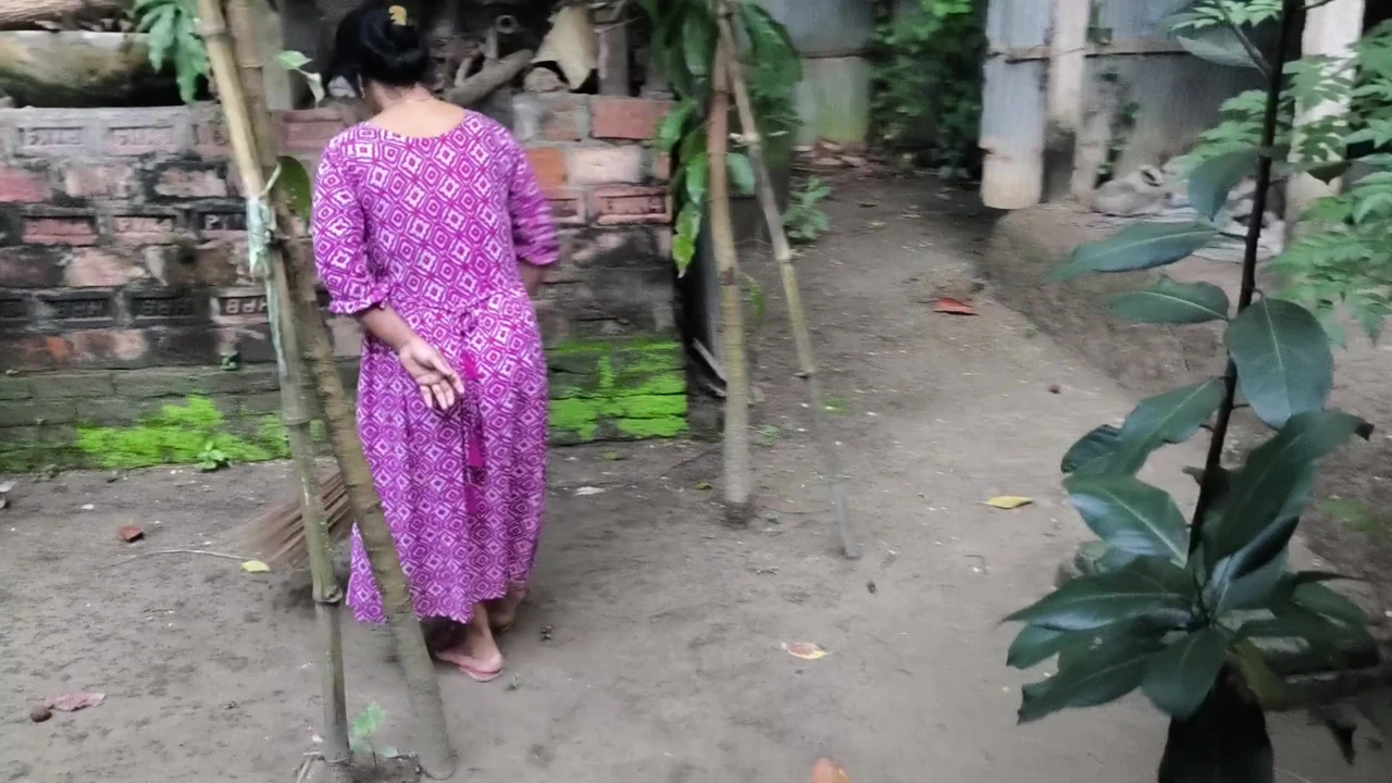 मैंने अपनी आंटी को यार्ड की सफाई करते देखा, मैंने उसे गले लगाया और चुदाई शुरू कर दी