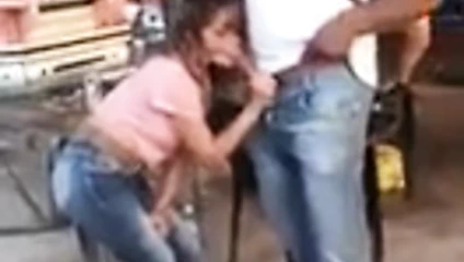 Latina kız bir partide oral seks yapıyor - pinguino69