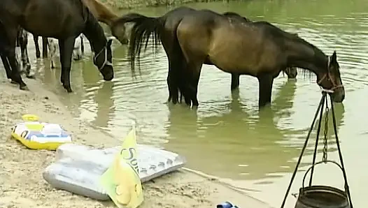 Açık havada işiyor