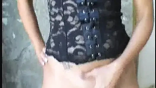 Olgun sarışın orta yaşlı seksi kadın açık havada altın akışla cama boşalıyor
