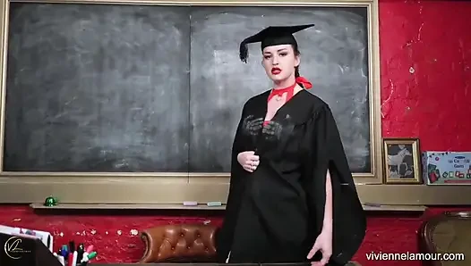 Mezuniyetinde sikiliyor - fakültenin final sınavı - müdire Vivienne L'amour deliğini sikiyor ve dölünü sağıyor (720p)