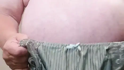 Yarağı tıraş ediyorum ve karımın en seksi külotunu sunuyorum