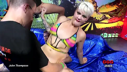 Sarışın Pixie bomba gibi aç adamlar tarafından grup seks yapıyor