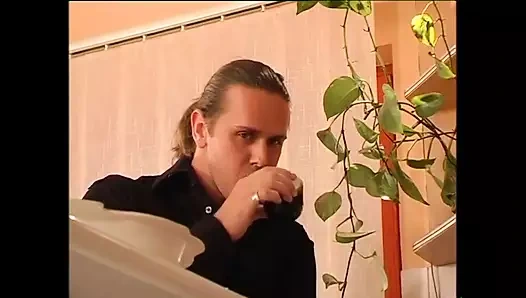 Fantastik seksi orta yaşlı seksi kadınlar büyük yaraklarla sikiliyor ve çoraplara boşalıyor (tam film)