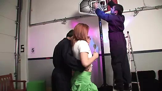 Atletik piliçler sikiliyor ve üstüne işiyor