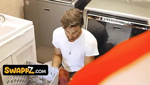 Грудастые мачехи Kenzie Taylor и Olive Glass устраивают обмен шаловливым сыном