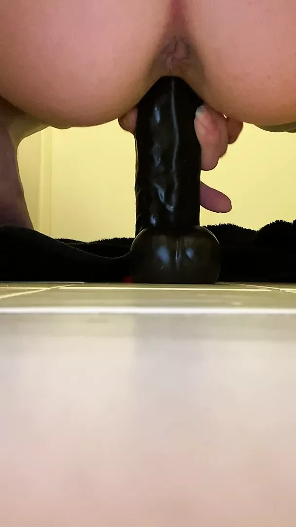 Трахаю мой большой черный дилдо