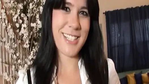 Esmer hatun zonklayan yarağı gırtlağına kadar alıyor ve parmakları amcığını damlatıyor