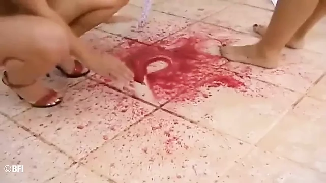 İki ıslak ve dağınık lezbiyen birbirlerini tatmin ediyor