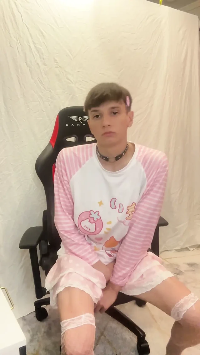 Femboy oyuncaklarını test yapıyor