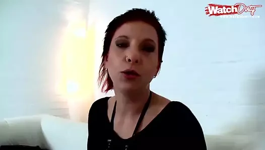 Fotze mit Dildo bearbeitet