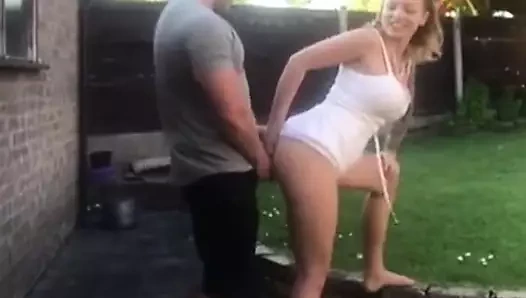 Bahçe çapa kullanarak sabah erken