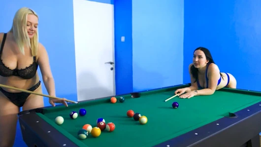 Büyük memeli ateşli kızlar bilardo striptiz oyunu oynuyor