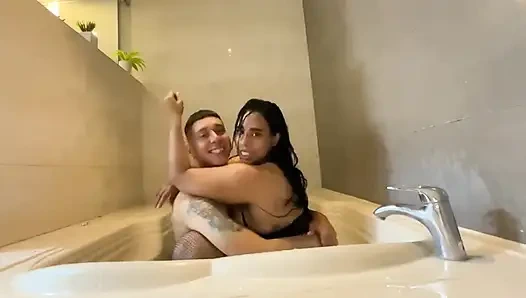 Kolombiyalı Çiftin Küvette Gerçek Ev Videosu