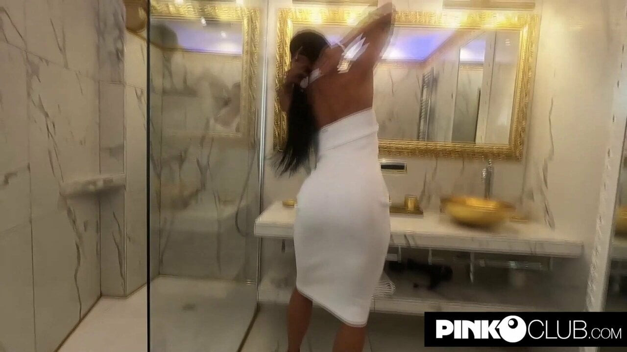 Amandha tilki saldı içinde the banyo squirts işemek ve horoz alır