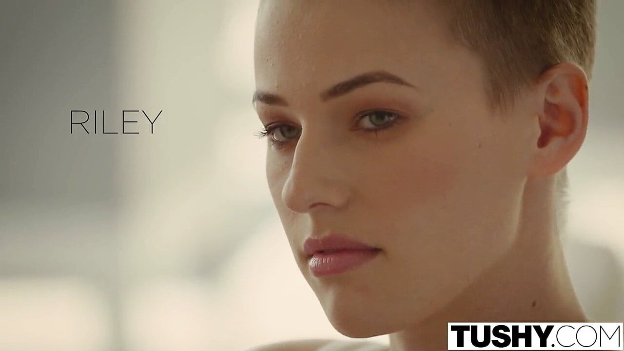 Tushy moda model riley nixon seviyor anal
