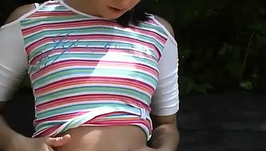 Almanya'dan sevimli amatör genç kız sıkı amcığıyla oynamayı seviyor