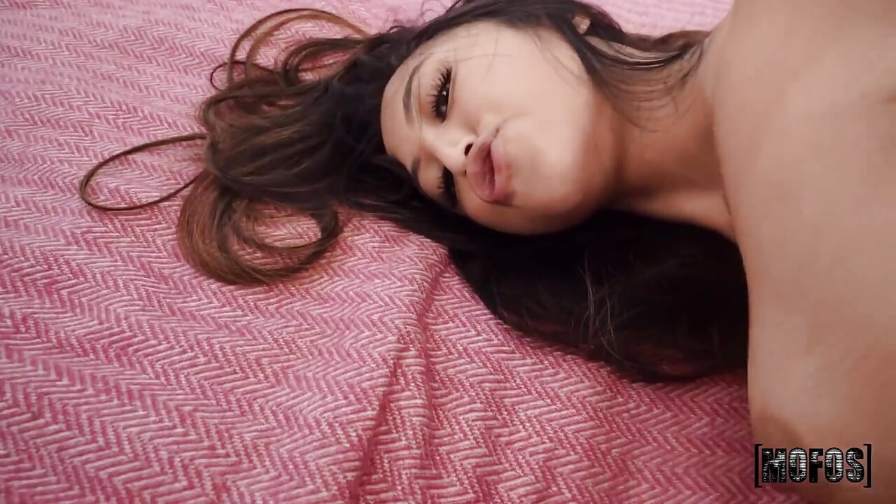 Mofos - seksi Asyalı Alexia Anders büyük yarağı seviyor