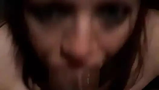 Şimdi evli sürtük eski sevgilisinin yarağını gırtlağına kadar alırken sümüklüyor