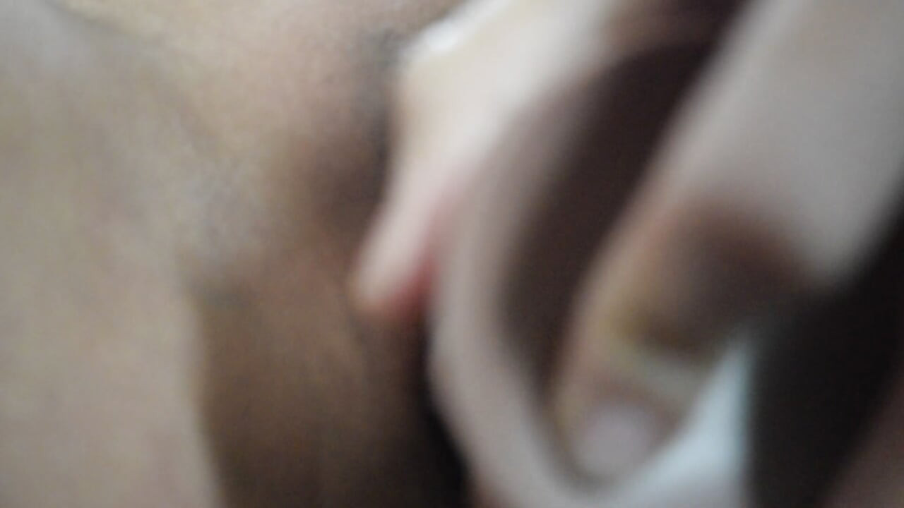 Beni porno izlemeye izin verdin ve vibratörümle oynamaya başladım