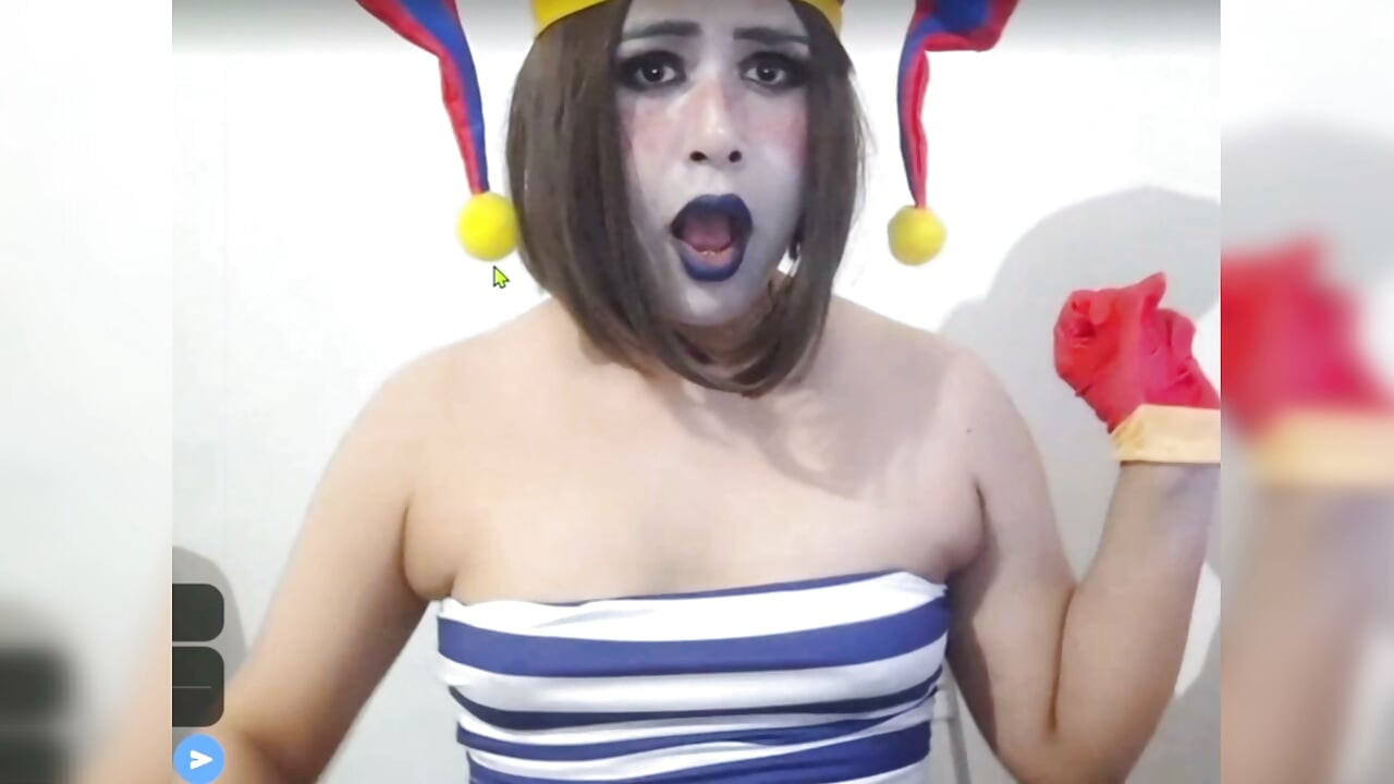 Sevimli femboy palyaço, meme pompası makinesiyle büyük göğüslerini sağdıktan sonra ahegao yapıyor